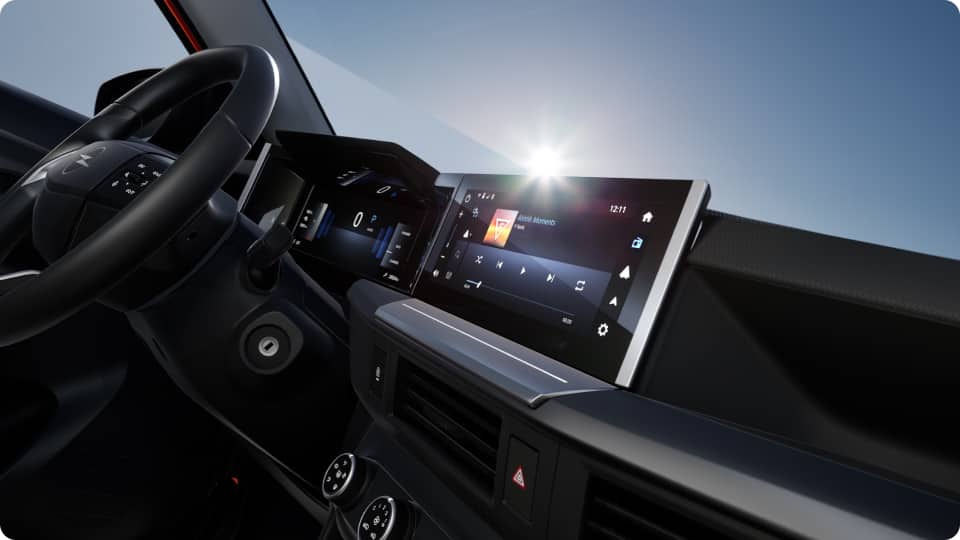# Apple CarPlay® und Android Auto (drahtlose oder kabelgebundene Verbindung möglich); # DAB Digitalradio; # 2 USB-C Ladeanschlüsse (vorne); # 2 USB-C Ladeanschlüsse für Passagiere auf den Rücksitzen; # 6 Lautsprecher (2 Front-Woofer, 2 hintere Full-Range-Lautsprecher, 2 Hochtöner); # 6 Lautsprecher; # 10" Fahrer-Informationsdisplay mit Fahrcomputer, Außentemperaturanzeige & Schaltanzeige