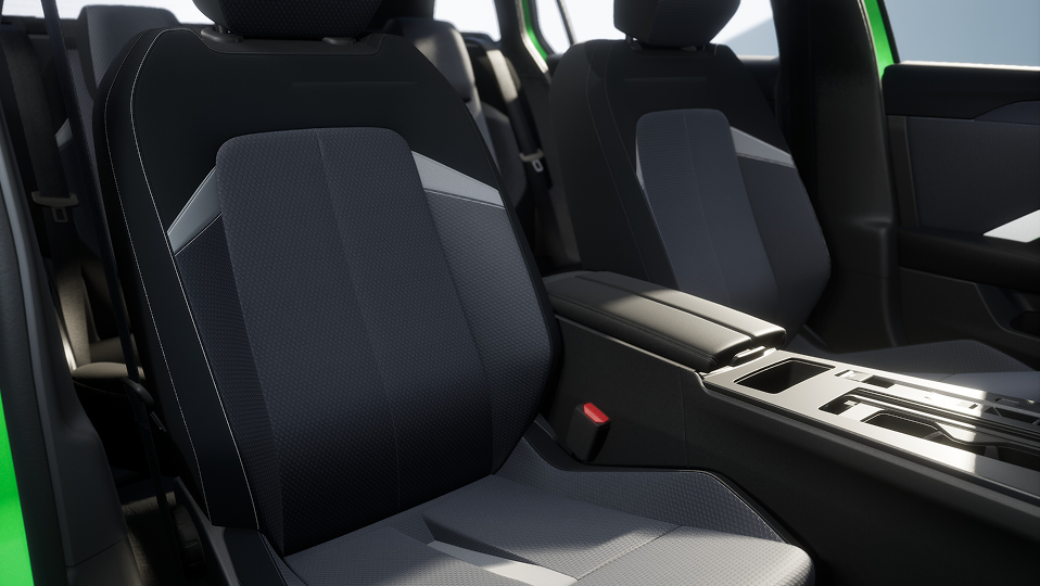 Intelli-Sitze mit Ergonomie-Feature für Fahrer und Beifahrer, 6-fach einstellbar und Sitzbezug „Malawa" in Grau aus recycelten Materialien