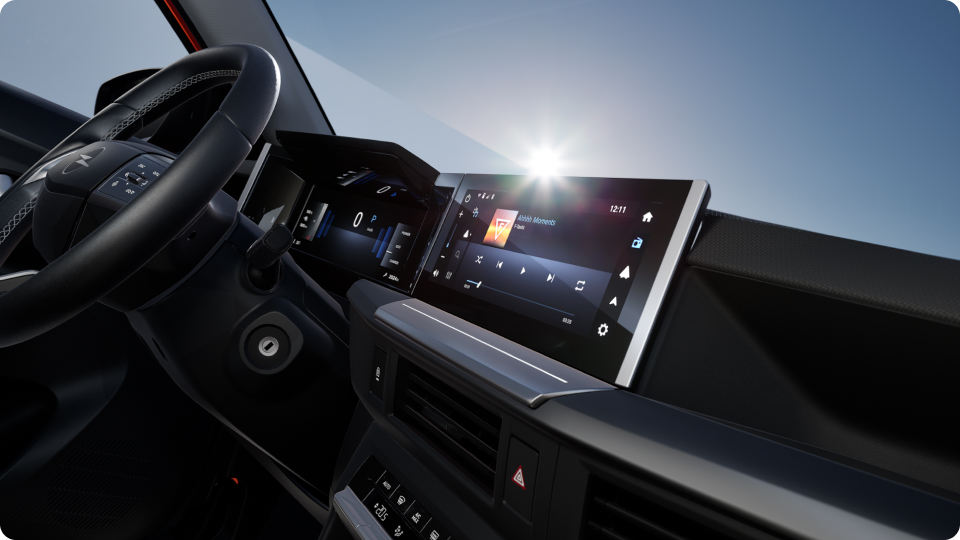 # Apple CarPlay® et Android Auto (connexion sans fil ou câble possible); # Radio numérique DAB; # 2 ports de charge USB-C (avant); # 2 ports de charge USB-C pour les passagers arrière; # Application e-ROUTES avec Connect Plus (Planificateur de trajet intelligent); # 6 haut-parleurs (2 woofers avant, 2 haut-parleurs plein spectre arrière, 2 tweeters); # Affichage des informations conducteur 10" avec ordinateur de bord, indicateur de température extérieure et indicateur de changement de vitesse