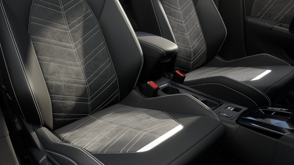 #Siège en textile suédé 100 % recyclé et recyclable; #Matériau synthétique végan en cuir noir; #Siège passager réglable manuellement en 6 positions avec dossier inclinable; #Poches de rangement au dos des sièges avant conducteur et passager; #Fonction massage sur le siège conducteur